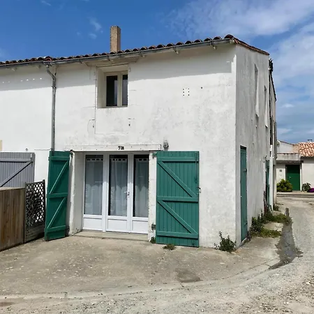 Dom wakacyjny Small And Cosy Renovated House *